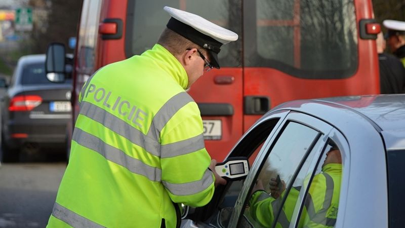 Řidička v Karlových Varech nadýchala 2,45 promile. Policistům pak už jen nadávala